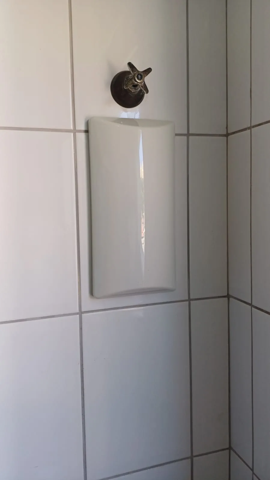Hidrômetro individual instalado após a individualização de água