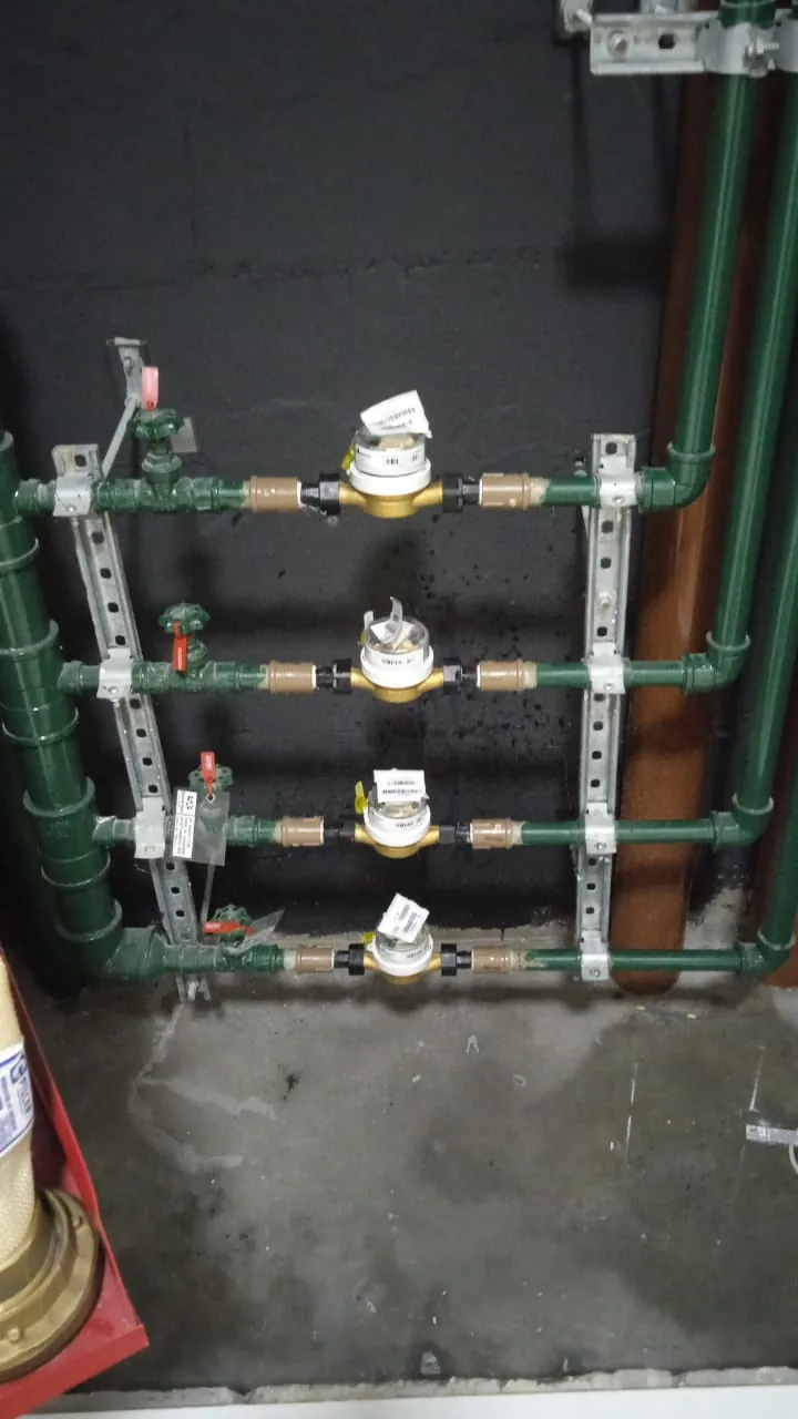 Bateria de hidrômetros individuais de água instalada em condomínio